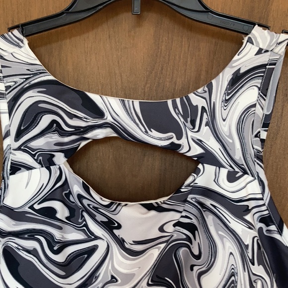 3/$15 So sporty cutout top retro abstract print black white gray swirly print - Picture 5 of 12